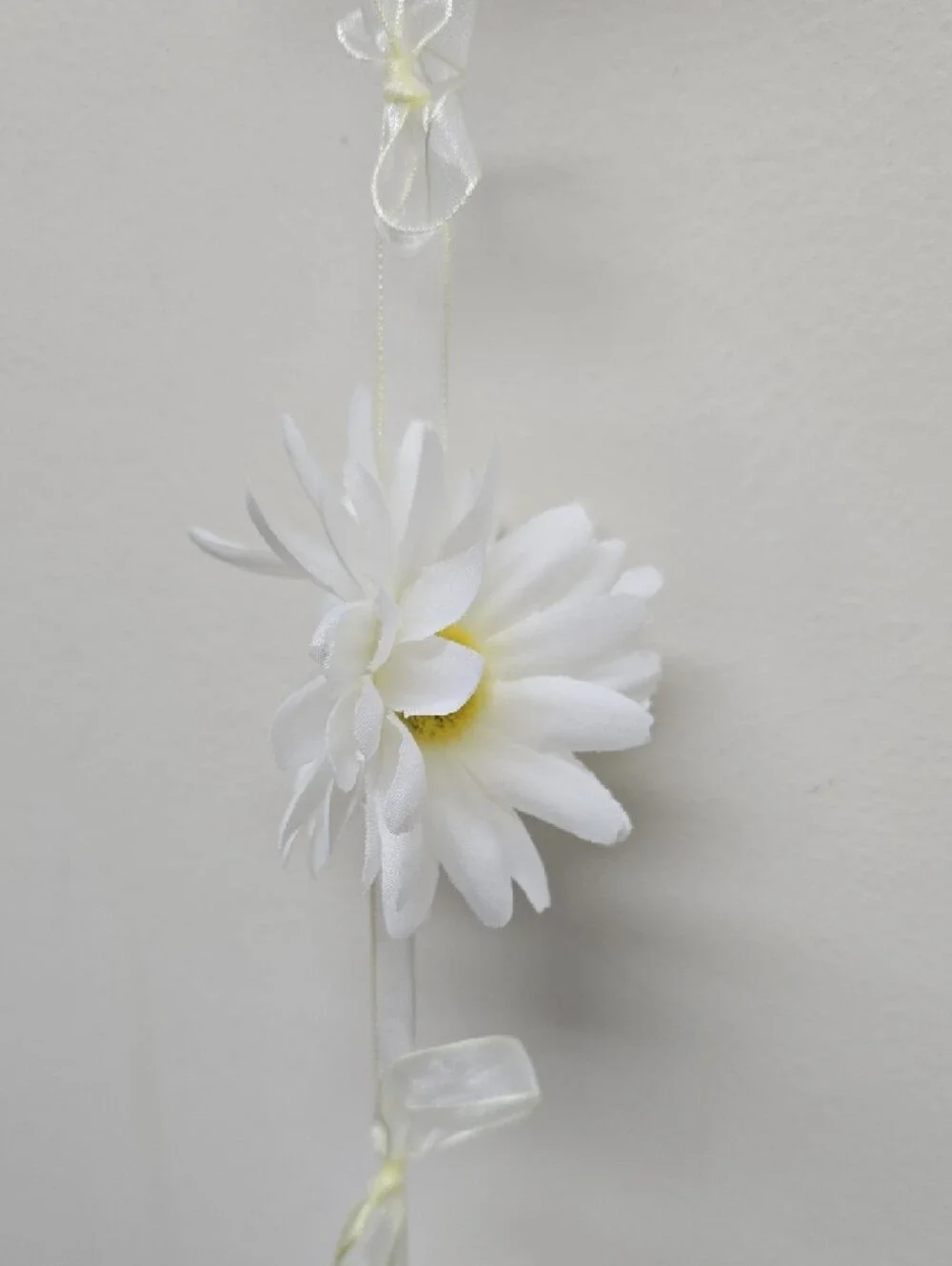 Daisy Flower Garland Strand — White with Yellow Centers